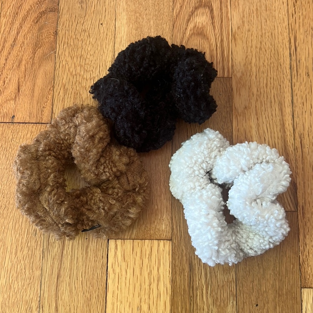 Apparis Fuzzy Teddy Bear Shearling Scrunchies